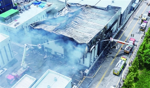 6月24日,消防员在韩国京畿道华城市的火灾现场灭火(航拍照片)新华社发